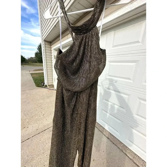 Lulu’s Elegant Dazzle‎ Halter Neck Wide Leg Jumpsuit In Metallic Gold Size XS - Picture 15 of 15